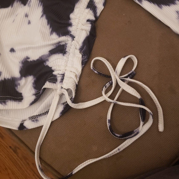 Ribbed rouched long sleeve white with some black spots - Picture 3 of 8